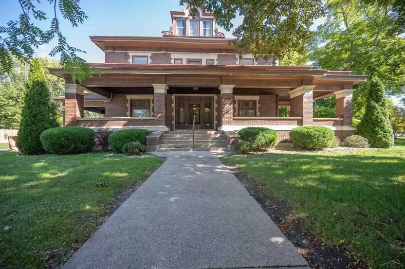 Retro mansion in Saginaw, MI