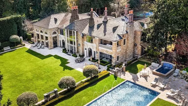 5 of the Most Ridiculously Extravagant Homes You Could Buy With the $1.6B Powerball Jackpot,Kellie Speed