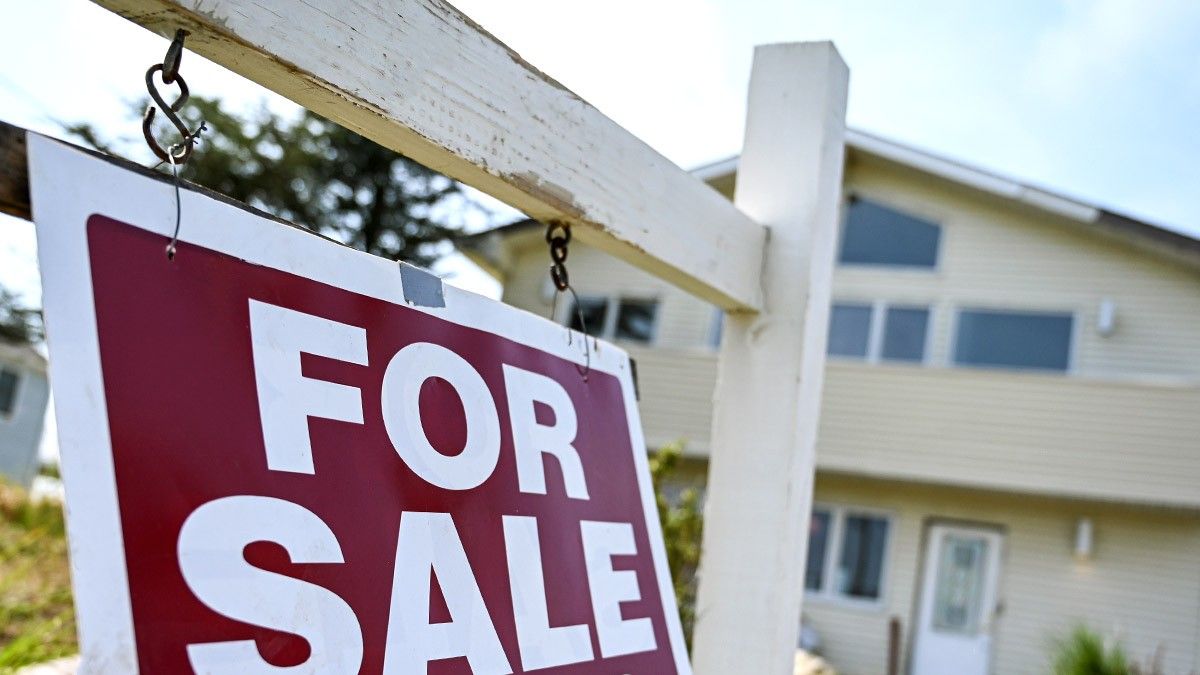 Mortgage Rates Drop Below 5% for First Time Since April