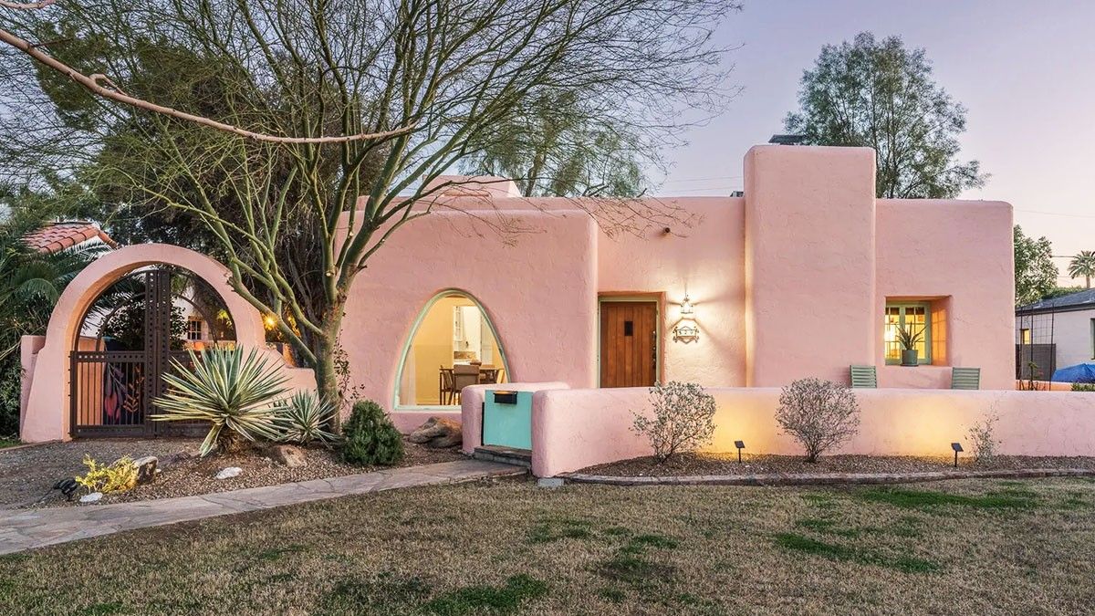 Delightfully Pink Adobe Home In Phoenix Quickly Captivates a Buyer