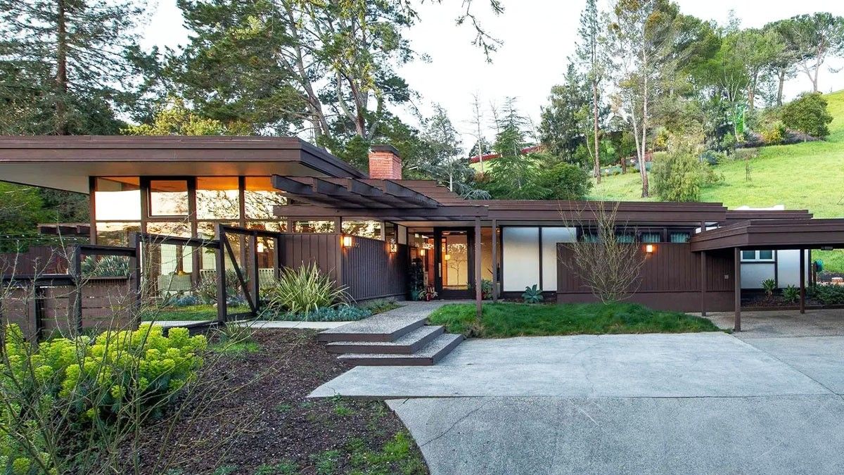 A Midcentury Modern Beauty in California's East Bay for $1.9M Finds a Buyer in a Flash