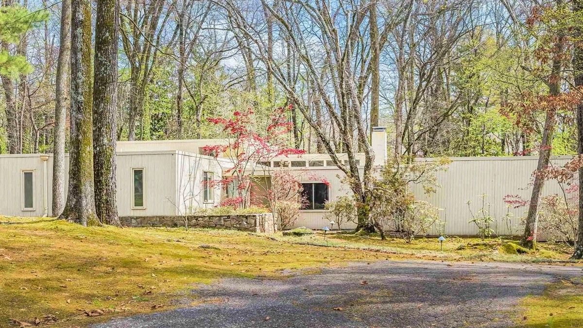 Modern in Memphis: 1970-Era Home with Only One Owner Quickly Finds a Buyer
