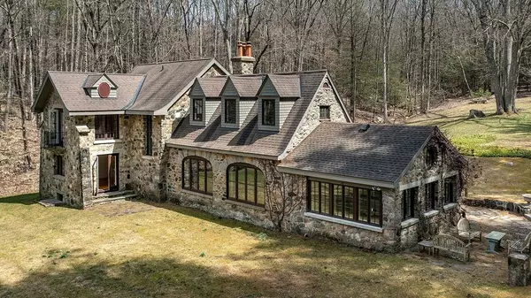 Once a Potter&#8217;s Cottage, This 101-Year-Old Cutie in Connecticut Is Listed for $1.5M,Larissa Runkle