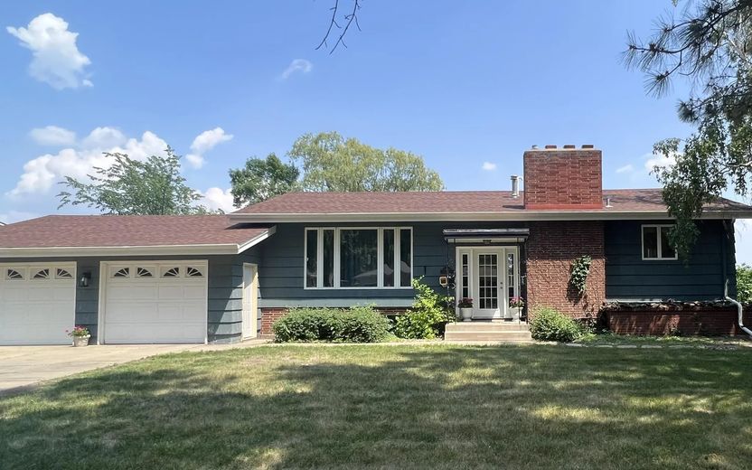 1423 Squire Ln, Aberdeen, SD 57401