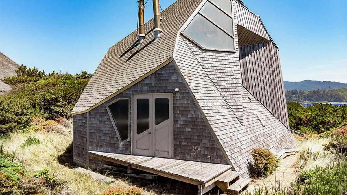 'Piece of Art on the Sand': Oregon's Hippie House is a Free-Spirited Delight