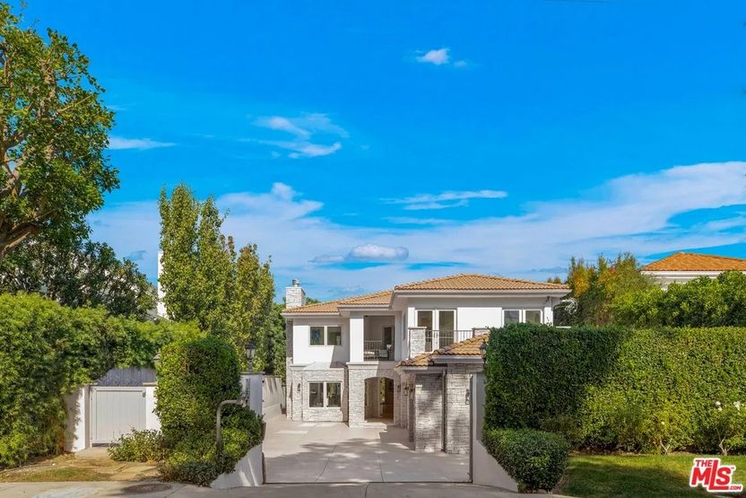 Kaley Cuoco - Realtor.com Sherman Oaks Second Home