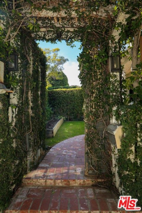 Realtor.com - Rashida Jones Home 3