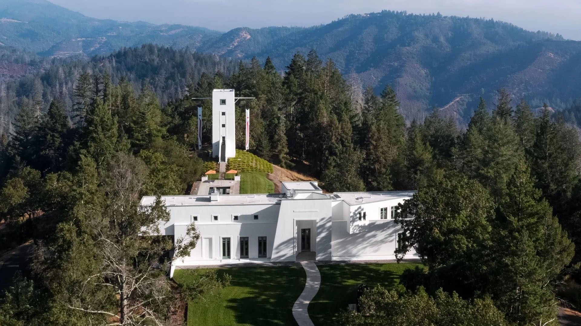 A Napa Contemporary Home with Cabernet Vineyard