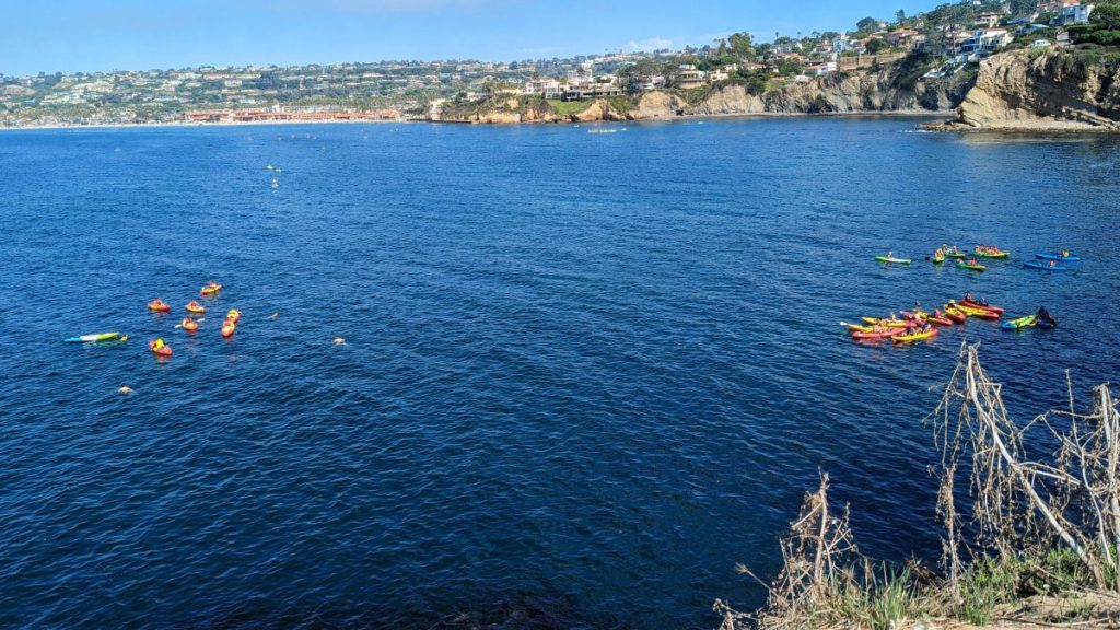 People kayaking and snorkeling in San Diego at the 7 Sea Caves in La Jolla