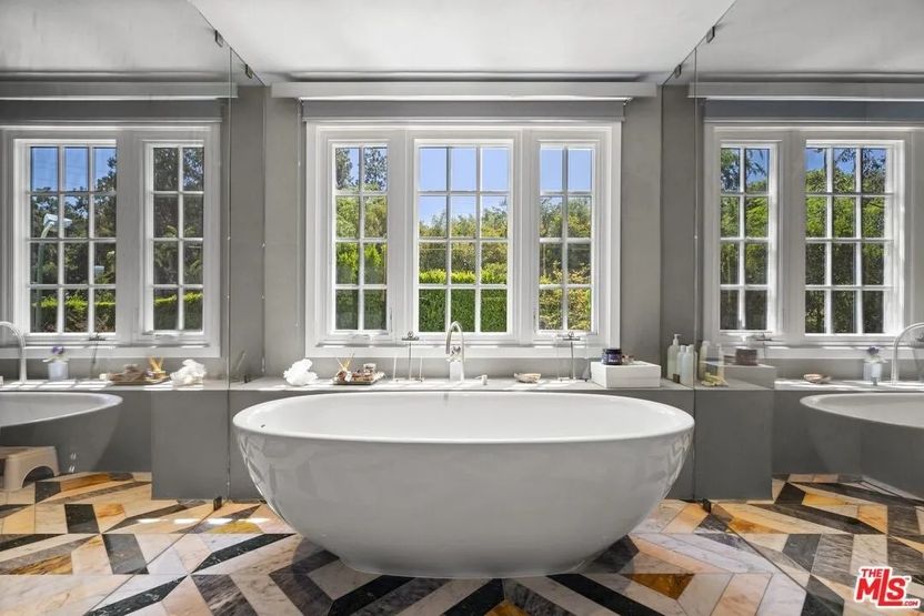 Realtor.com - Zoe Saldana 13