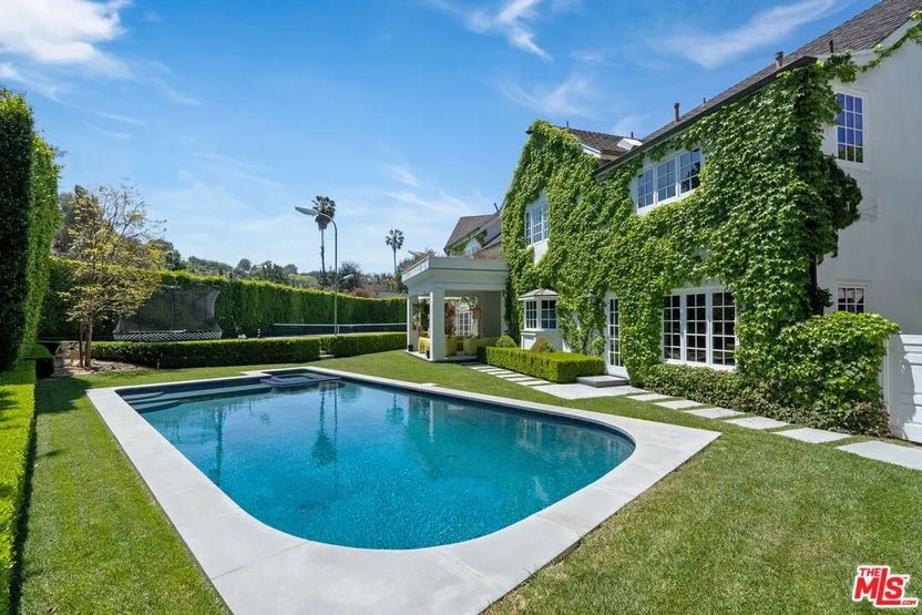 Realtor.com - Zoe Saldana 19