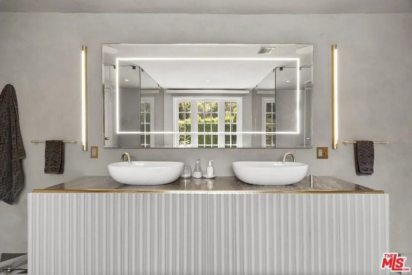 Realtor.com - Zoe Saldana 12