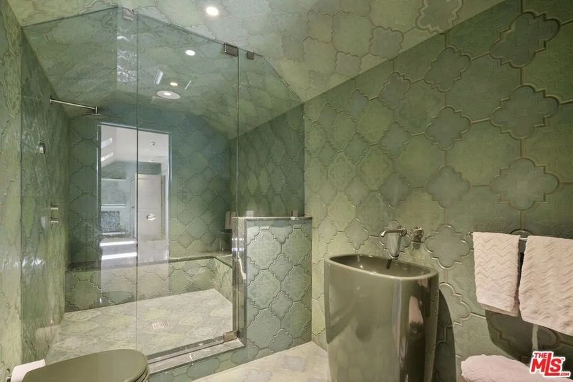 Realtor.com - Zoe Saldana 16