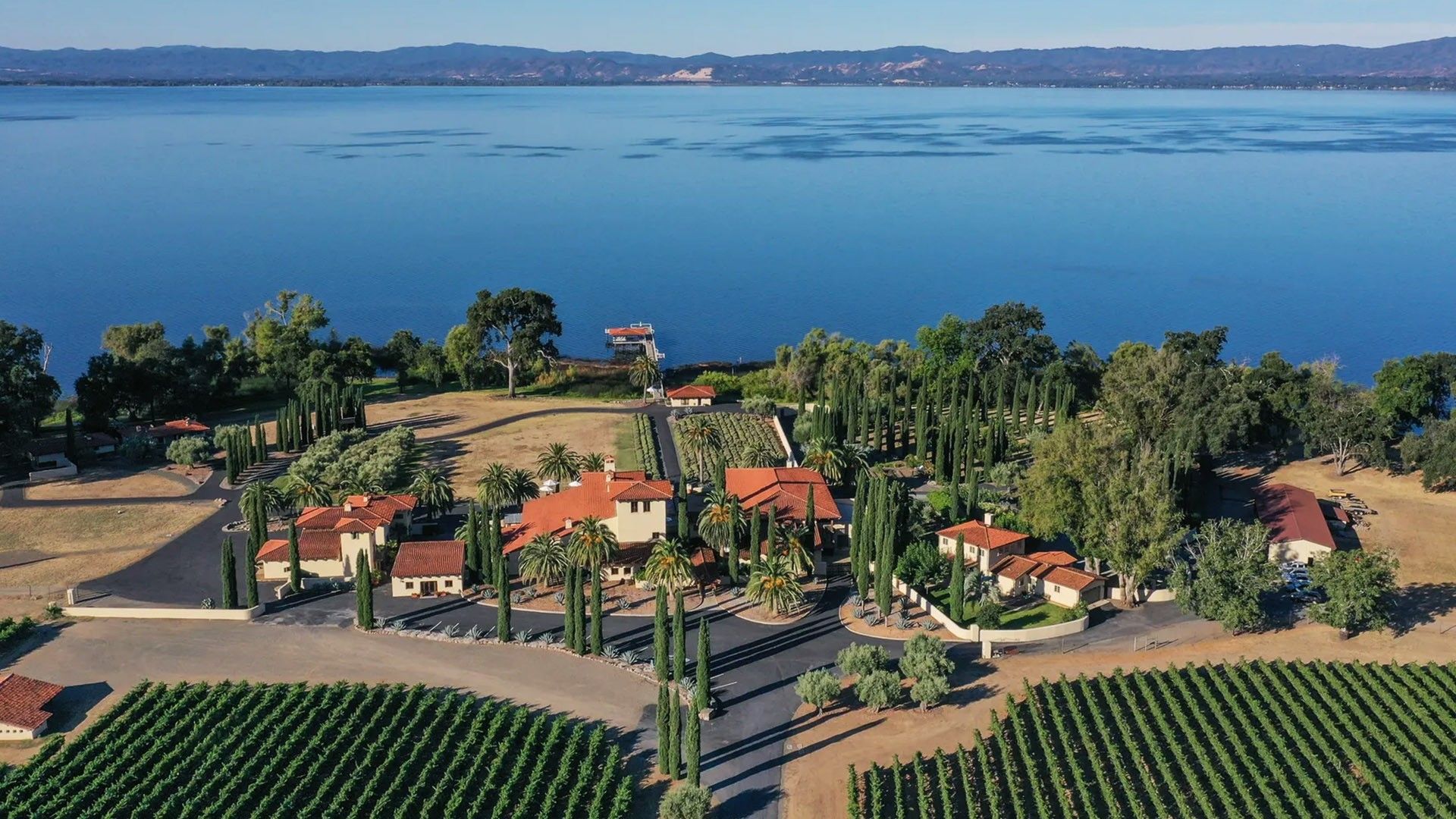 Lakefront Villa Ceago in California Wine Country