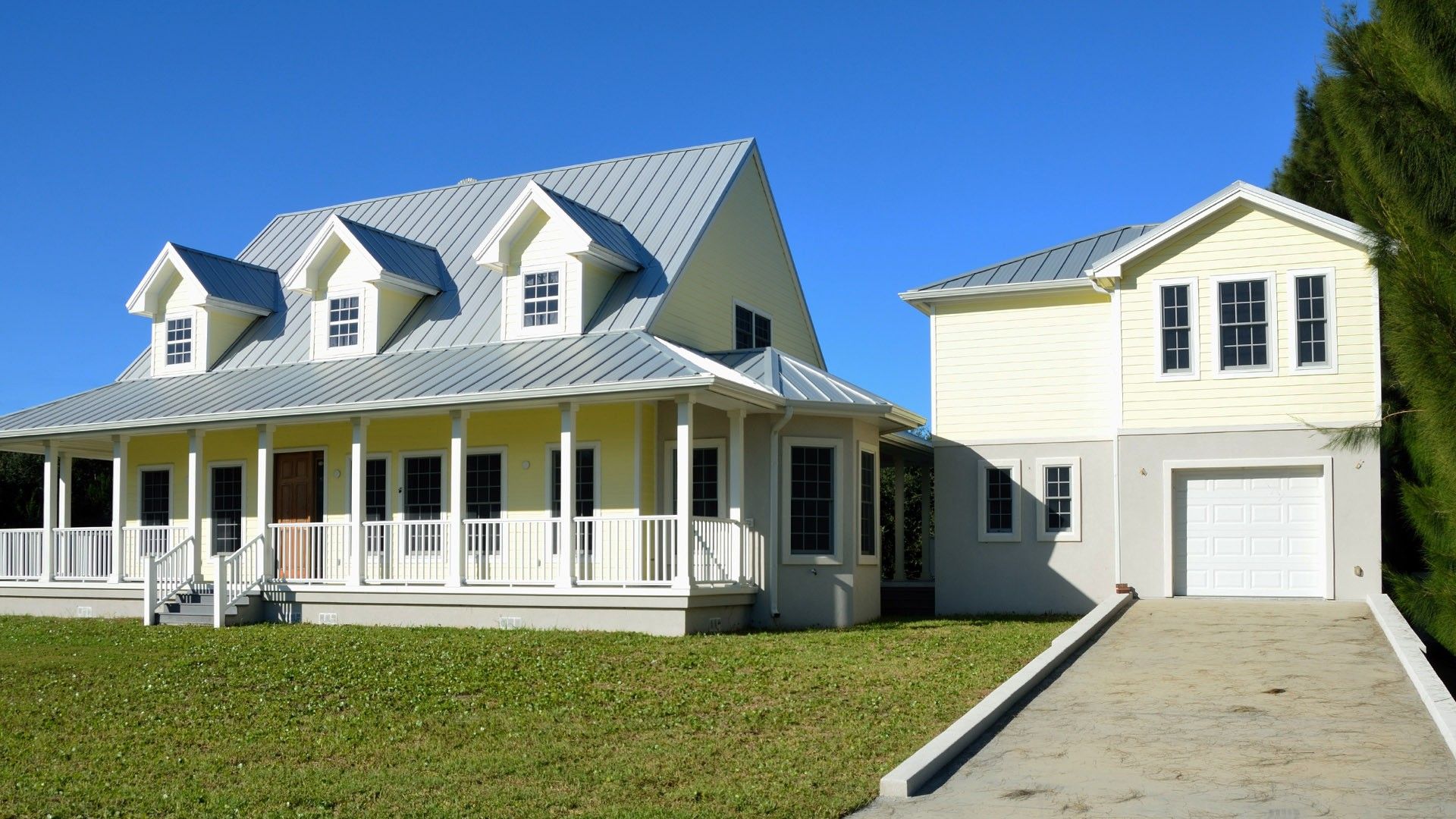A single-family home in Florida with a detached garage and accessory dwelling unit