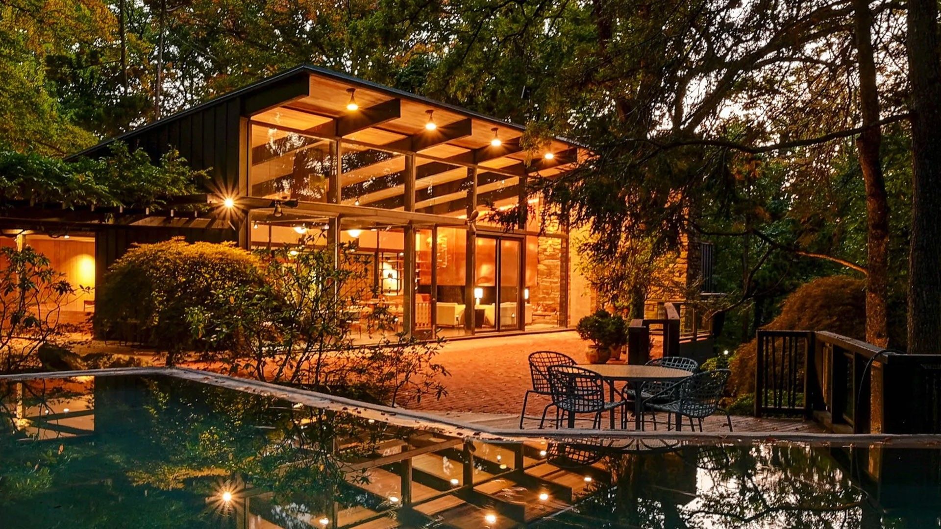 A Beautiful Midcentury Modern mansion in Baltimore