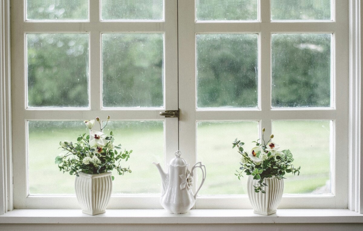 spring cleaning window pane 