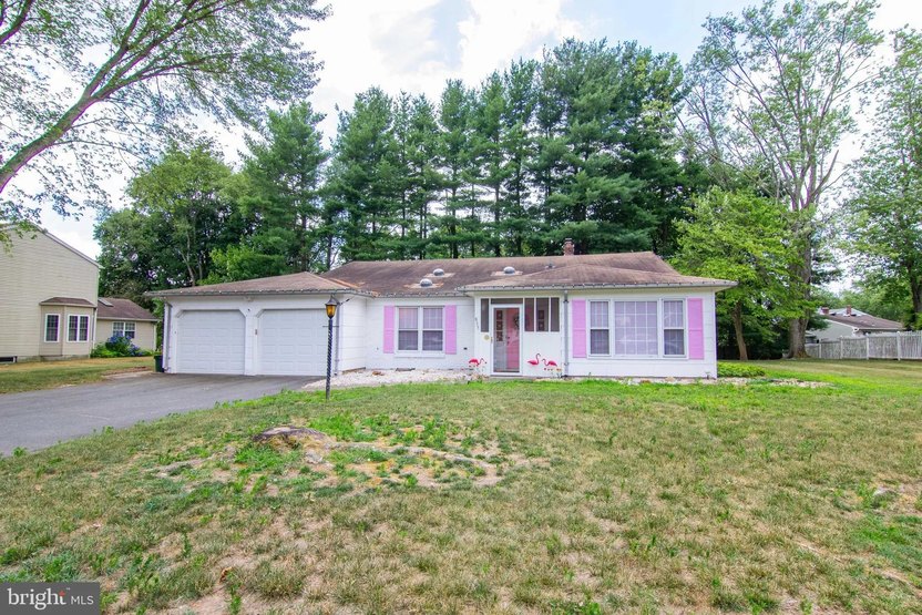 pink house for sale in hamilton, nj