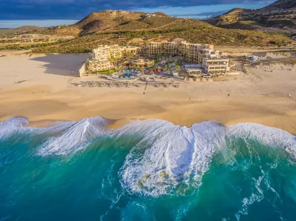 Tee Off in Paradise: Quivira Los Cabos Golf Resort,Dave McKibben