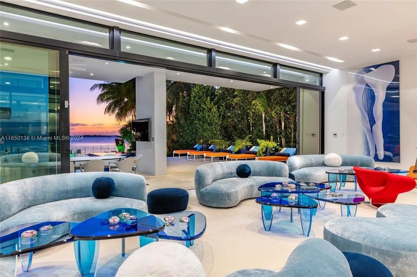 Living room with vanishing glass walls.