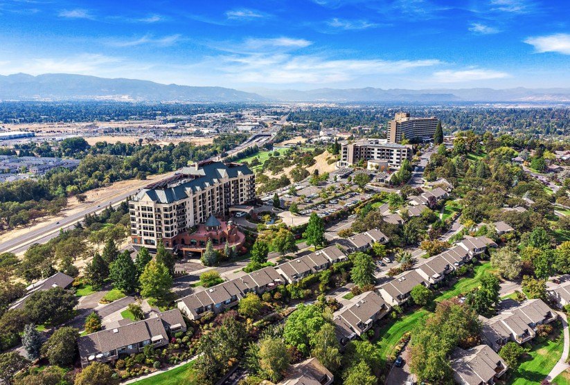 Fresh food from local farmers and four restaurants highlight Rogue Valley Manor in Oregon.