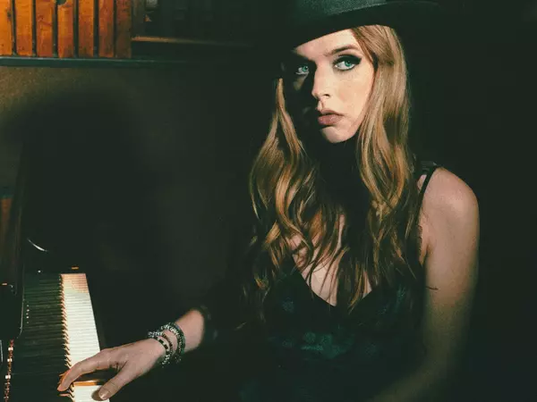 Blues Chanteuse ZZ Ward Brings &#8216;Dirty Sun&#8217; Tour to Belly Up in Solana Beach