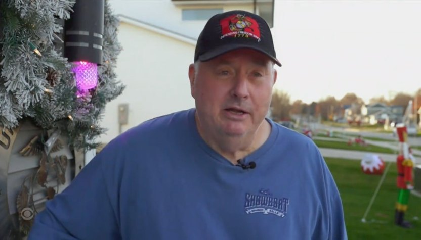 Man Turns Entire Neighborhood Into Christmas Wonderland for Wife With Alzheimers