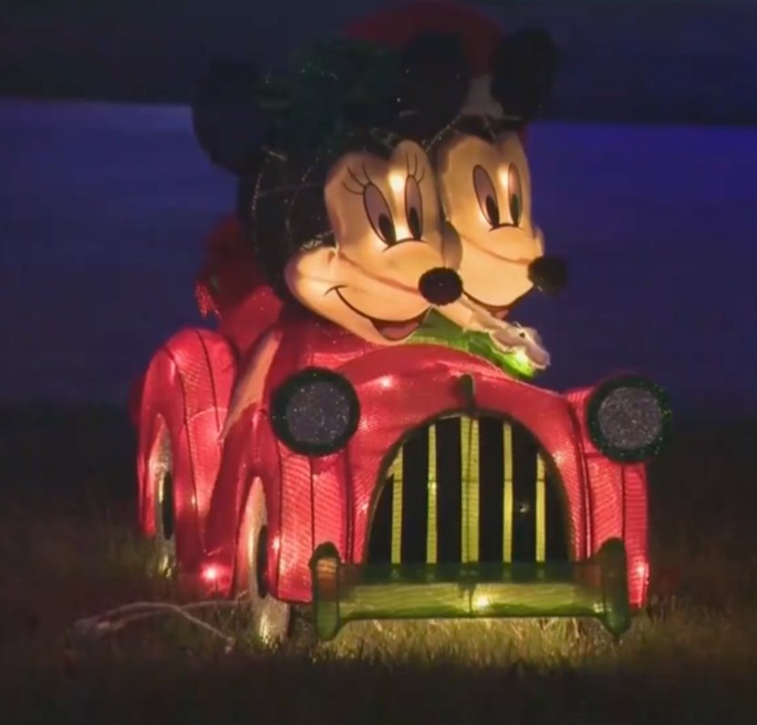 Man Turns Entire Neighborhood Into Christmas Wonderland for Wife With Alzheimers