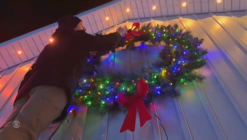 Man Turns Entire Neighborhood Into Christmas Wonderland for Wife With Alzheimers