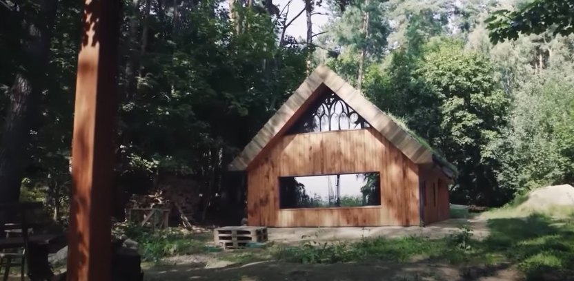 The cabin renovation and the underground bunker were completed after three long years, with exquisite craftsmanship.