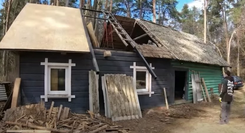 The roof was rebuilt, and a "panoramic insert" was added.