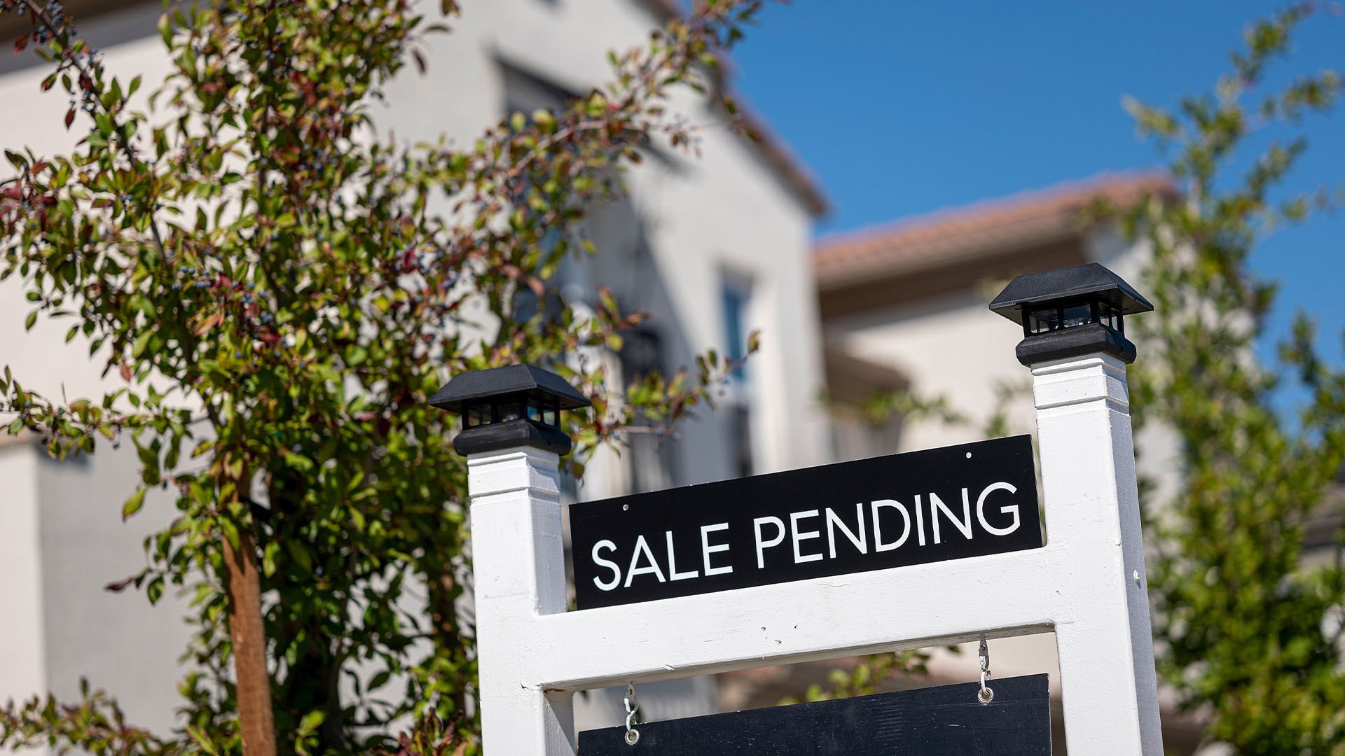 A sale pending sign in front of a home