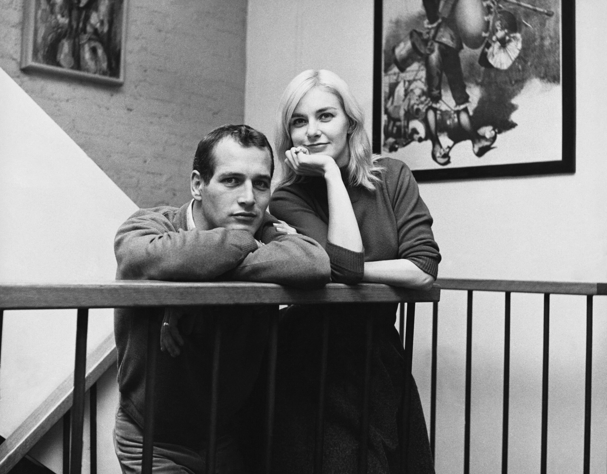 Portrait of married American actors Paul Newman (1925 - 2008) and Joanne Woodward at home in their Greenwich Village apartment, New York, New York, circa 1961. (Photo by A Louis Goldman/Photo Researchers History/Getty Images)