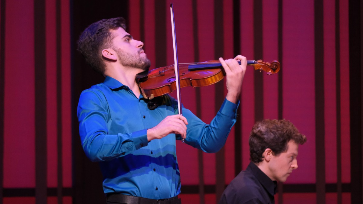 Guido Sant’Anna playing the violin
