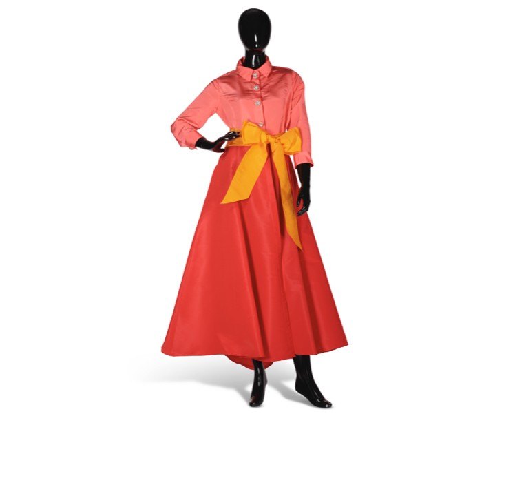 Apfel's bright silk shirt dress is an example of her love for mixing bright colors.