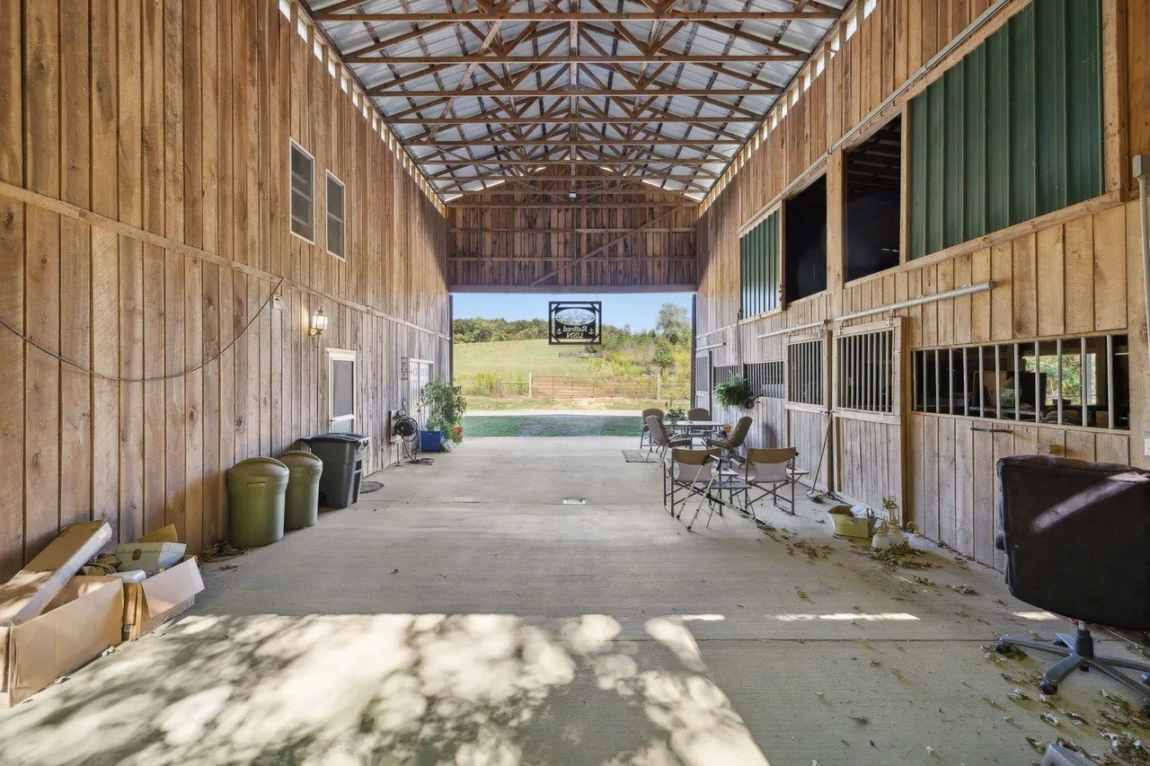 A one-bedroom abode in Leona, TN, has been put on the market—offering accommodations for humans and horses alike. 