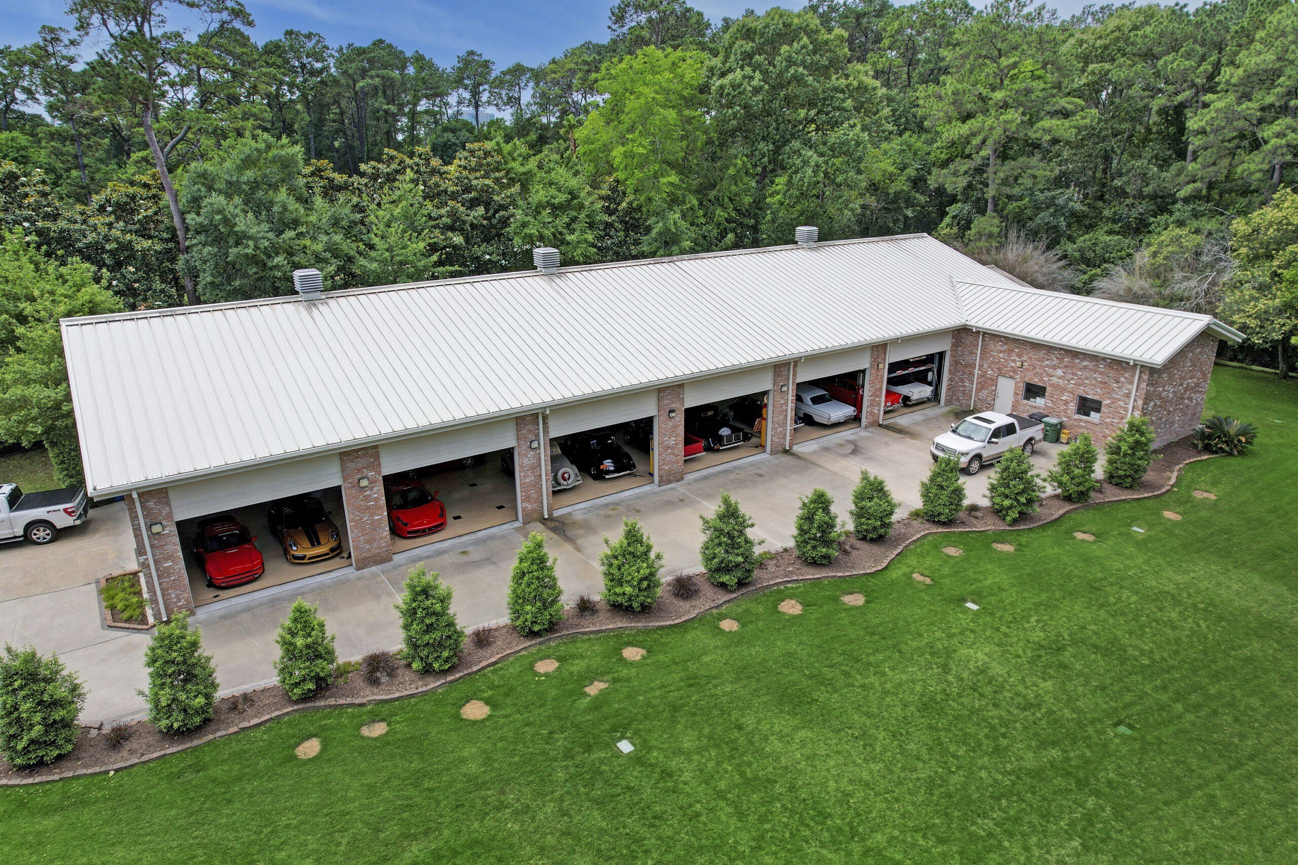 Houston TX garage with roller doors