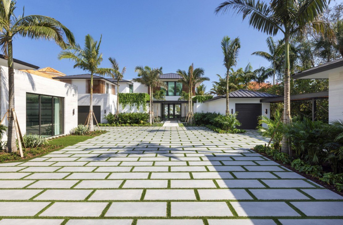 A grand motor court sits behind double gates, plus a guard house with 30+ cameras.