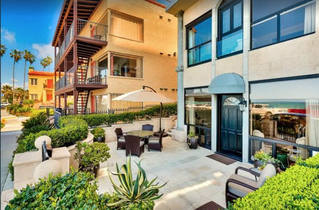 Front patio with patio furniture at luxury oceanfront vacation rental in La Jolla