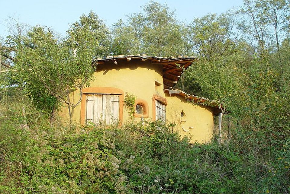 Cob House by Ileana Mavrodin in Romania Village Resort