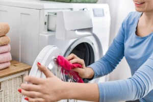 Here&#8217;s The Right Way to Clean Your Washing Machine, According To The Pros