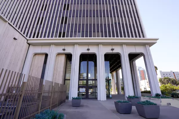 San Diego ready to make a deal to turn 101 Ash St. into low-income housing,Jennifer Van Grove