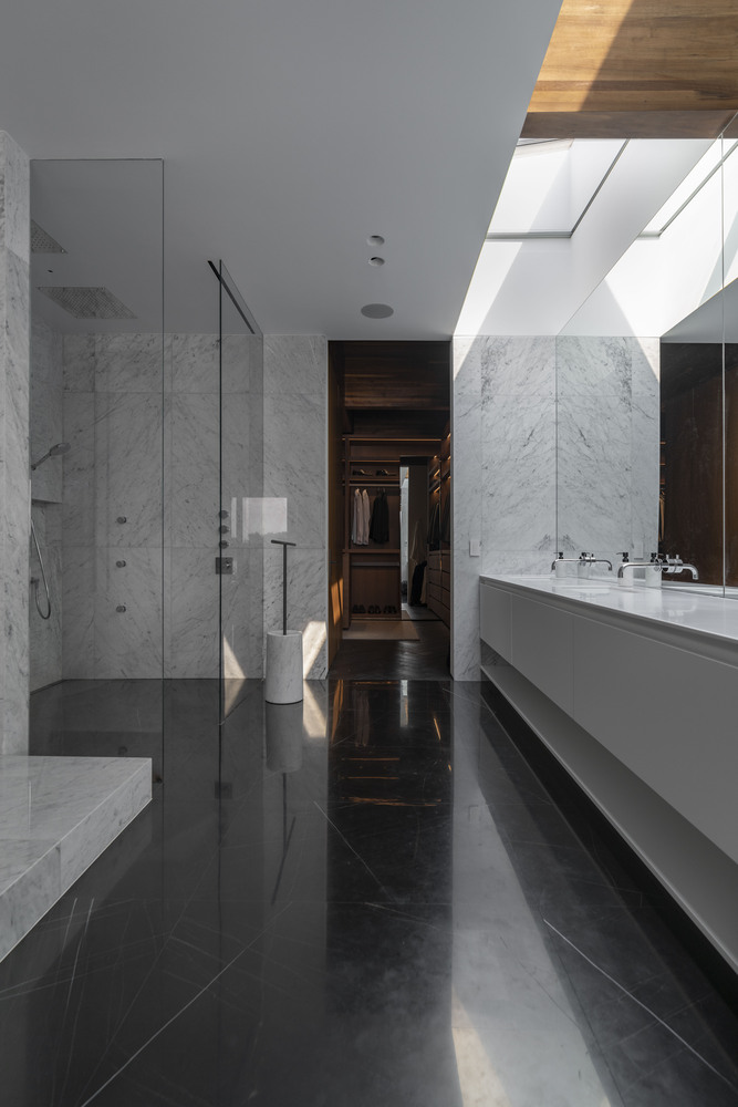 Residence Terrebonne By Saucier Perrotte architectes Bathroom