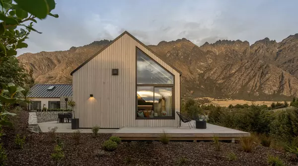 Ridge House by Ben Hudson: A Modern Take on the Rural Home