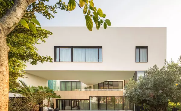 Sculptural Home Shaped By Light