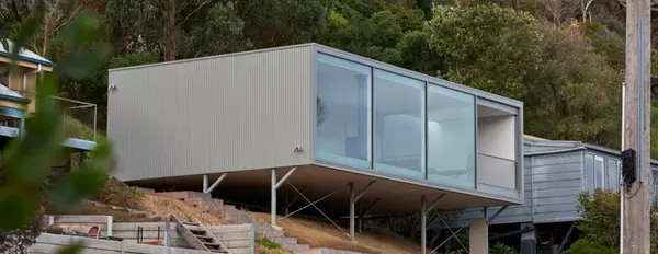 Olive Street Cabin by MGAO: A Minimalist Beach Retreat Rooted in Context
