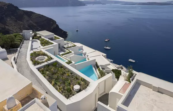 Beautiful Small Hotel in Oia by Kapsimalis Architects