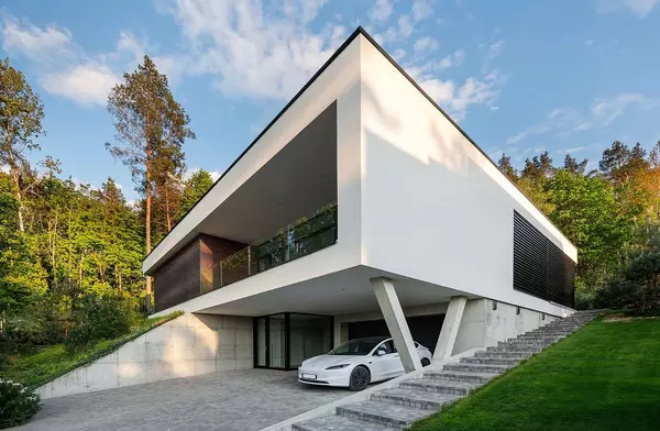 Suspended Serenity: The Green Terrace House in Vilnius