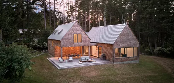 How Cedar Shingles Turn a Modern Cabin Into a Timeless Hideaway