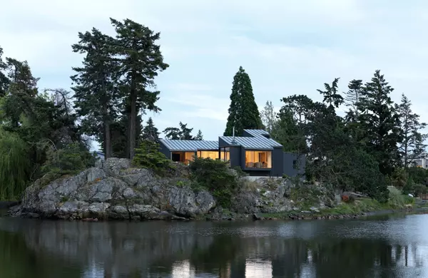 A Coastal Retreat That Hovers Above the Rocks